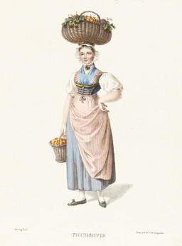 Femme en pied en costume thurgovien et paniers remplis de fruits